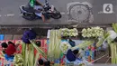 Lokasinya yang strategis juga memudahkan warga untuk membeli kulit ketupat. (Liputan6.com/Angga Yuniar)