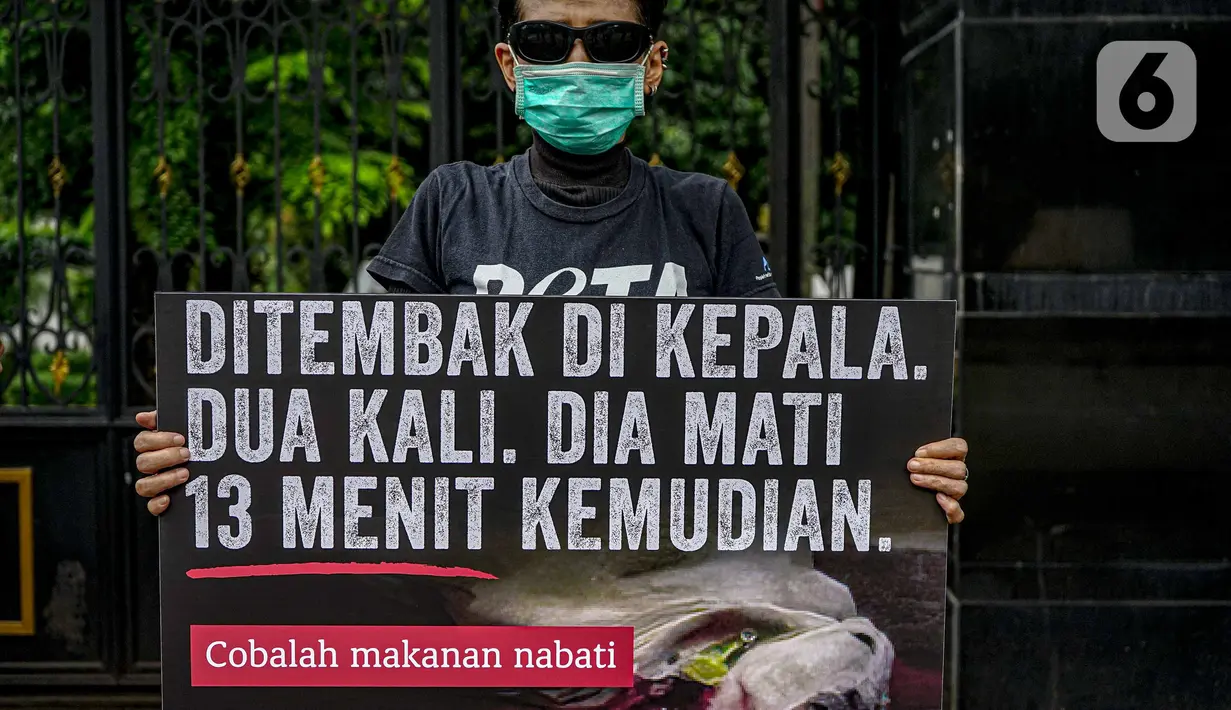 Aktivis dari PETA melakukan aksi mengecam pemotongan sapi di depan Kementerian Pertanian, Jakarta, Kamis (11/11/2021). Mereka menemukan beberapa rumah potong hewan (RPH) di Indonesia memotong sapi dengan tidak benar yang membuat tersiksa 13 menit sebelum mati. (Liputan6.com/Faizal Fanani)