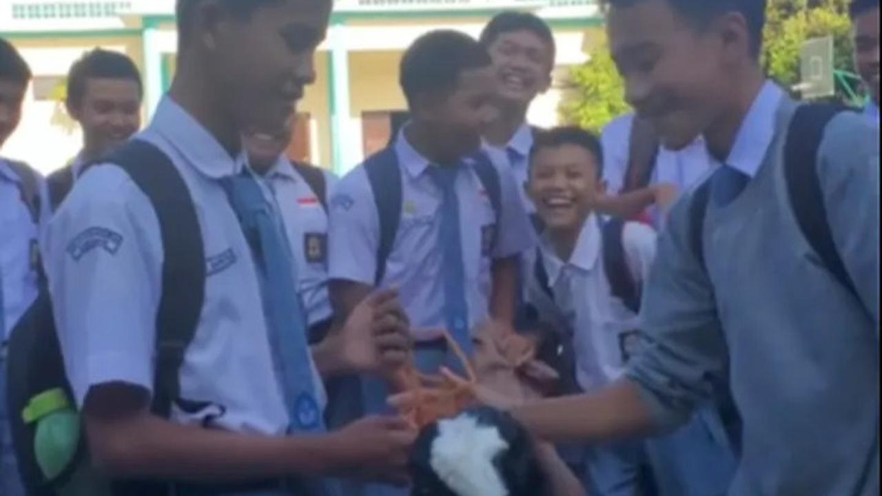 Dulu Dapat Kejutan Dari Teman Kelasnya, Aksi Siswa yang Kini Beri Hadiah Balik untuk Rekannya Ini Bikin Takjub