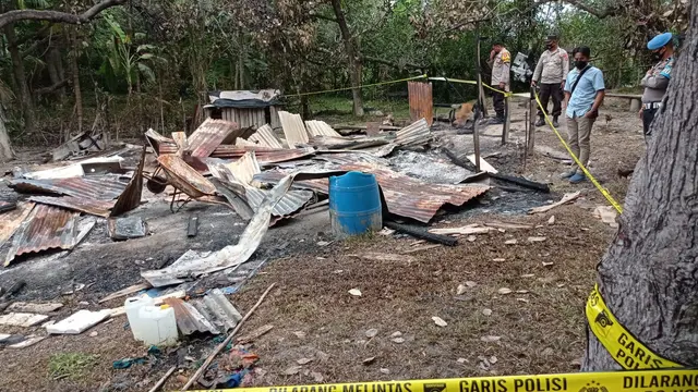Polisi mengejar pelaku pembakaran rumah di Konawe selatan usai warga menuduh seorang wanita memiliki ilmu hitam parakang.(Liputan6.com/Ahmad Akbar Fua)