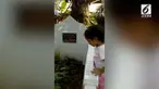 Seorang bocah belum mengerti ibundanya telah meninggal dunia. Saat berkunjung ke makam, bocah tersebut terus memanggil sang ibu.