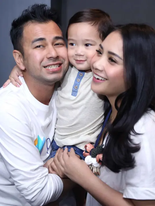 "Gigi telat makan aja nangis," demikian Raffi Ahmad di acara Road to Indonesia E-commerce Summit & Expo (IESE) 2017, The Pallas, SCBD, Jakarta Selatan, Selasa (25/4). (Nurwahyunan/Bintang.com)
