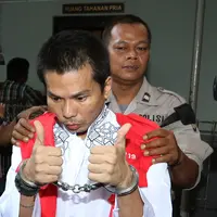 Tersangka Robby Abbas (RA) saat dibawa menuju ruang sidang Pengadilan Negeri Jakarta Selatan, Selasa (22/9/2015). Sidang ditunda hingga 1 Oktober 2015 karena saksi yang tercatat dalam Berkas Acara Pemeriksaan tidak hadir. (Liputan6.com/Herman Zakharia)