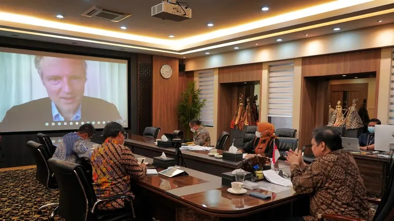 Menteri Perekonomian Airlangga Hartarto saat bertemu secara virtual dengan Menteri Pasifik dan Lingkungan Inggris Right Honorable (Rt Hon.) Lord Zac Goldsmith, Rabu (31/3/2021).