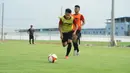 Sayap kanan Timnas Indonesia U-22, Witan Sulaeman berlari mengejar bola dalam sesi latihan di The Dream Visakha Training Camp, Phnom Penh, Kamboja, Jumat (28/4/2023) menjelang laga pertama SEA Games 2023 menghadapi Filipina. (Dok. PSSI)