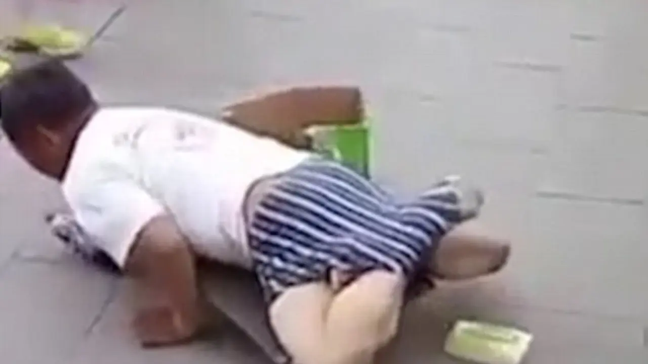 Pengemis berpura-pura tak punya kaki. (Iwe Al)