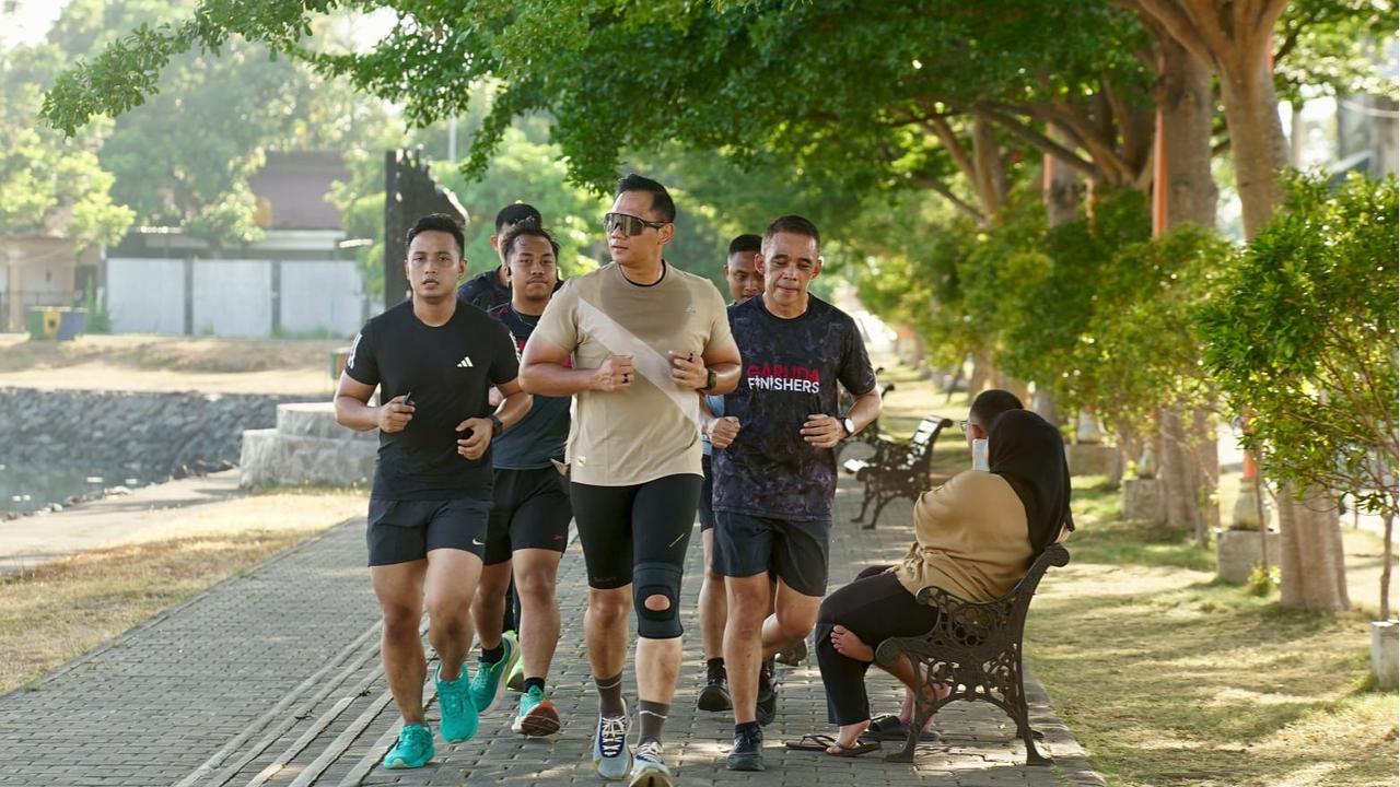 Menko Infra AHY melakukan lari pagi santai (fun run) menyusuri sejumlah ikon kota Banyuwangi