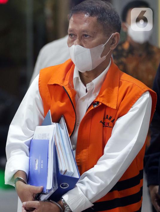 Mantan Dirut PT Pelindo II (Persero) Richard Joost Lino usai menjalani pemeriksaan di Gedung KPK, Jakarta, Senin (26/4/2021). RJ Lino diperiksa sebagai tersangka dugaan korupsi pengadaan tiga unit Quay Container Crane (QCC) di PT Pelindo II tahun 2010. (Liputan6.com/Helmi Fithriansyah)