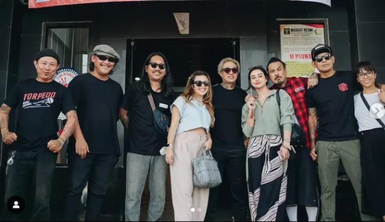 Bukan hanya Nora Alexandra, dan pengacara yang bahagia atas kebebasan Jerinx. Ia juga disambut gembira oleh teman-temannya. (Foto: Instagram/@yennyprayogo)
