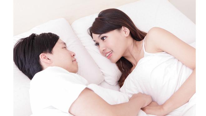 Katakan Hal Ini Kepada Suami Saat di Ranjang dan Rasakan Bedanya