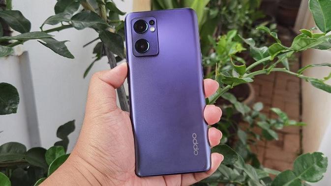 Penampilan Oppo Reno7 5G. (Liputan6.com/Agustinus M. Damar)