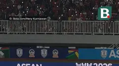 Suasana penuh khidmat terlihat usai Timnas Indonesia mengalahkan Kamboja di Piala AFF 2026. Dua pemain Persib Bandung tampak menghayati lagu **Tanah Airku** bersama rekan-rekan setim sebagai bentuk rasa syukur dan kebanggaan membela Merah Putih.