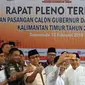 Calon gubernur (cagub) dan calon wakil gubernur (cawagub) Kalimantan Timur berpose usai resmi ditetapkan oleh KPU Kaltim di Samarinda, Senin (12/2). Empat pasang calon tersebut telah memenuhi syarat pencalonan Pilkada Kaltim 2018. (Liputan6.com/Maulana)