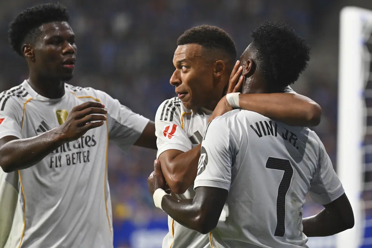 Kylian Mbappe dari Real Madrid (tengah) mendapat ucapan selamat dari rekan-rekannya, Vinicius Junior (kanan) dan Aurelien Tchouameni