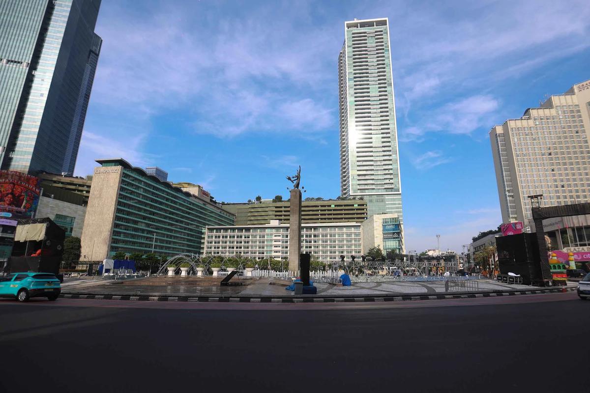 FOTO: Ibukota Jakarta Sepi di Bawah Langit Biru