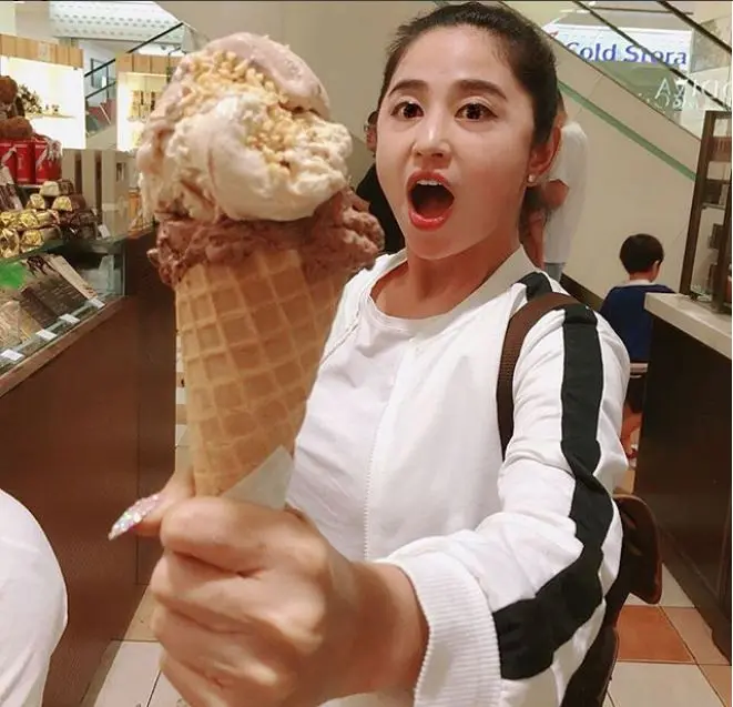 Dewi Perssik menikmati es krim tanpa takut gemuk (Foto: Instagram)