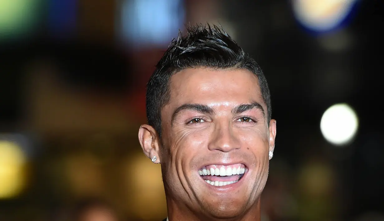 Pemain Real Madrid, Cristiano Ronaldo tampak sumringah menghadiri pemutaran perdana film dokumenter berjudul "Ronaldo" di Leicester Square, Inggris, Senin (9/11/2015). (EPA/Facundo Arrizabalaga)