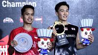 Kento Momota dan Anthony Ginting. Kerap bertemu dalam laga-laga yang alot dan mendebarkan, dua pemain tunggal putra andalan Jepang dan Indonesia ini sangat akrab dengan panggilan "Momogi", singkatan dari nama keduanya, Momota dan Ginting. (AFP/STR)