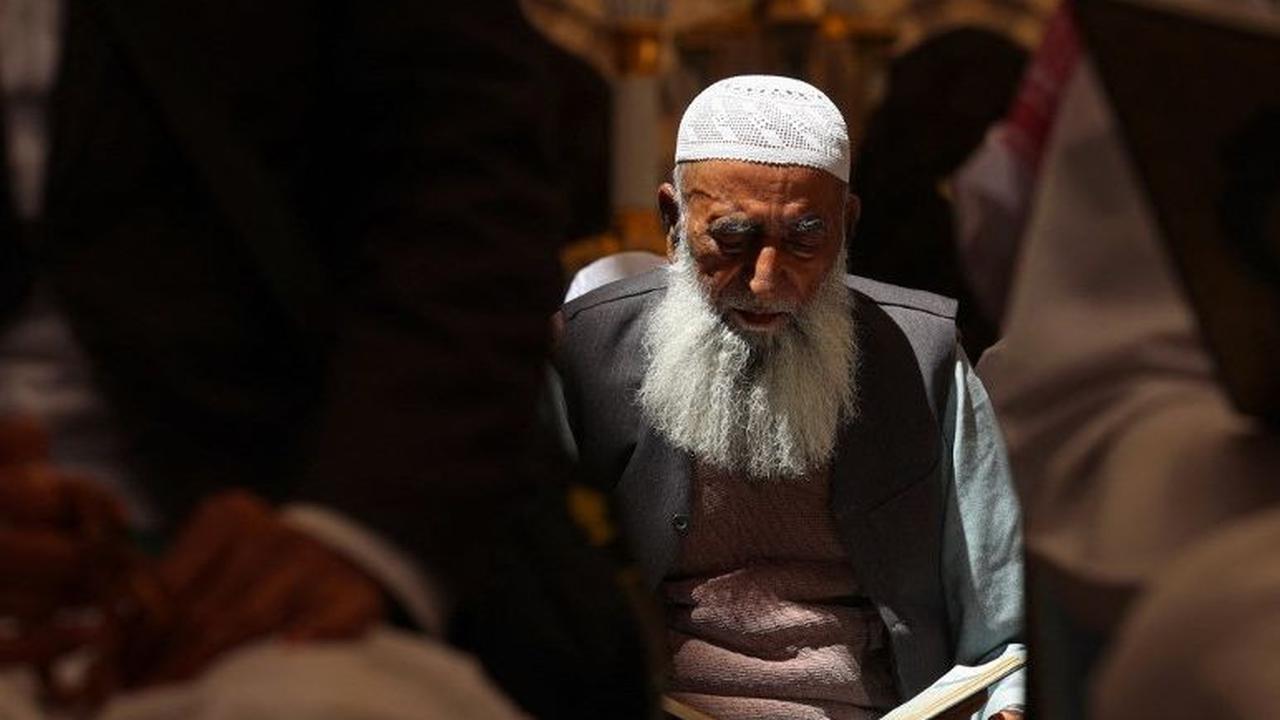 Seorang umat Islam melakukan tadarus Alquran saat mengisi waktu bulan suci Ramadan di Masjid Nabawi, Madinah, Arab Saudi, Kamis (4/4/2024). Masjid Nabawi merupakan salah satu masjid paling penting bagi umat Islam. Maka tak heran jika masjid tersebut selal