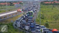 Ribuan kendaraan terjebak kemacetan di pintu tol Brebes Timur, Jawa Tengah, Minggu (3/7).Diperkirakan antrean kendaraan akan terus meningkat melihat Lebaran hanya tersisa beberapa hari lagi. (Liputan6.com/Angga Yuniar)