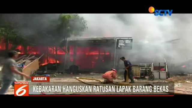 Kencangnya angin dan banyaknya bahan yang mudah terbakar membuat si jago merah sulit dijinakkan.