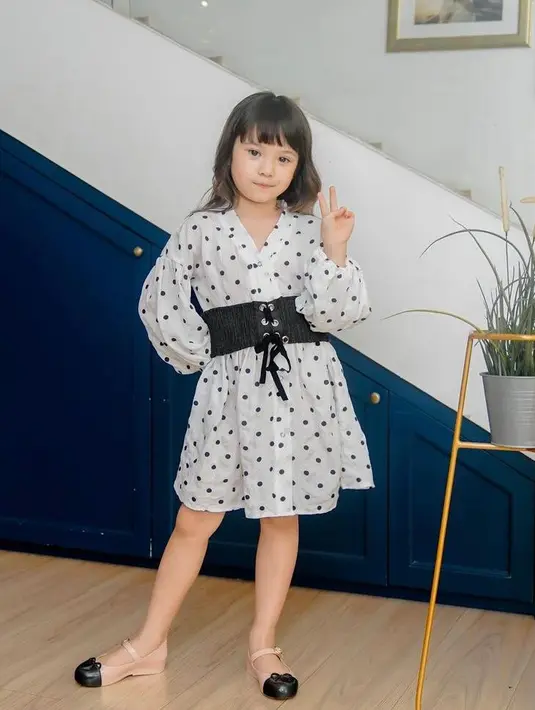 Warisi gaya fashionable sang ibu, Gisella Anastasia, Gempi terlihat manis dalam balutan dress polkadot. Busananya terlihat semakin stylish dengan  obi belt sebagai aksesori. (Instagram/gisela_la).