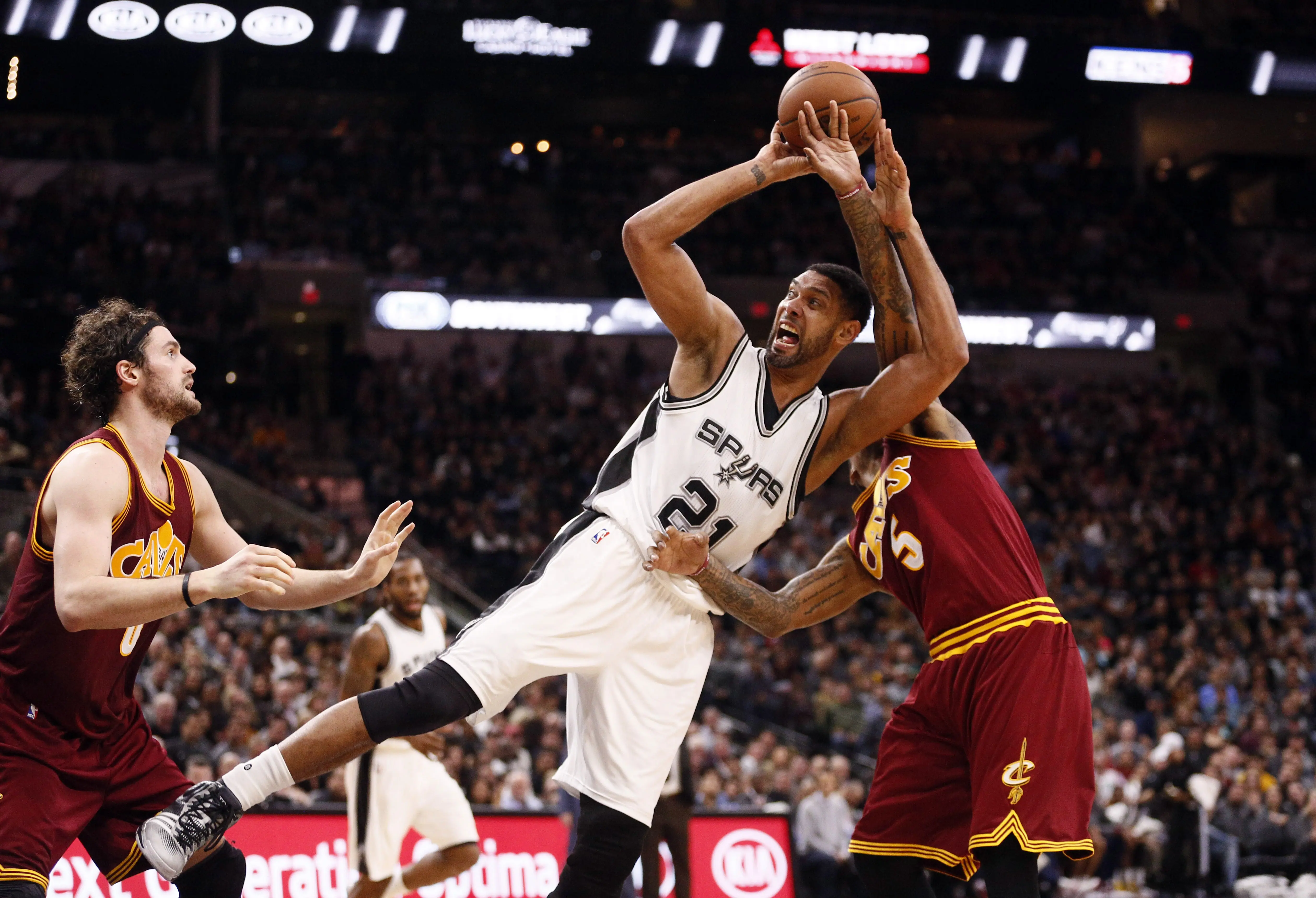 Spurs vs Cavaliers (Reuters/Soobum Im)