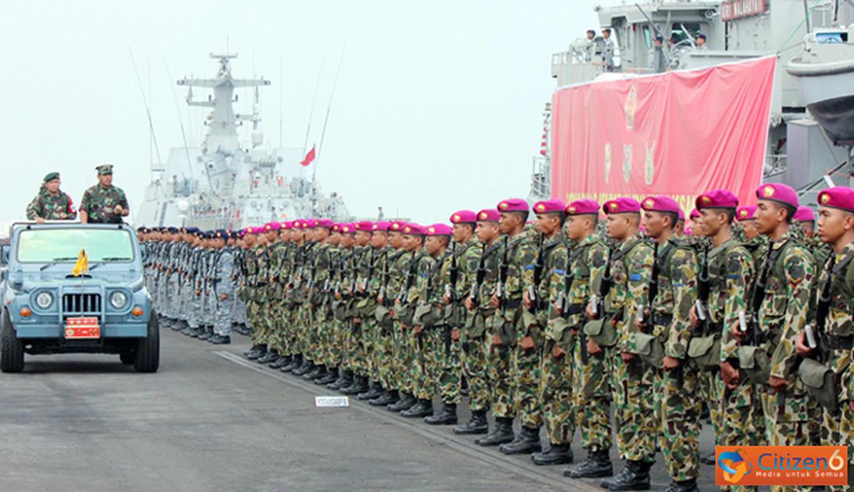 Citizen6, Surabaya: Panglima TNI Laksamana TNI Agus Suhartono, secara resmi telah membuka Latihan Gabungan TNI Tahun 2012 dalam suatu upacara, di Koarmatim Ujung Surabaya, Sabtu (20/10). (Pengirim: Budi Abdillah). 