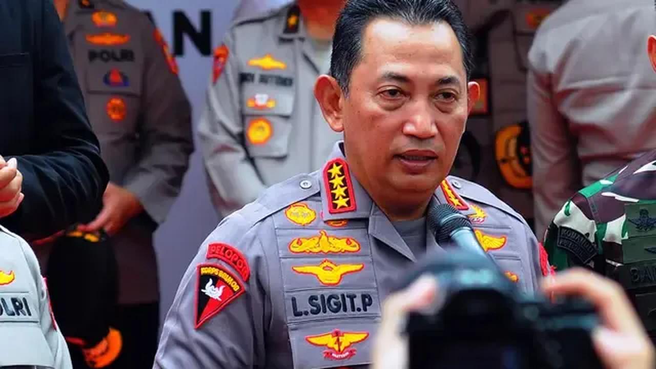 Lukisan yang dibuat Nayla membuat Jenderal Sigit terharu. Pelukan erat diberikan Jenderal Sigit usai mendapat lukisan tersebut dari Nayla.