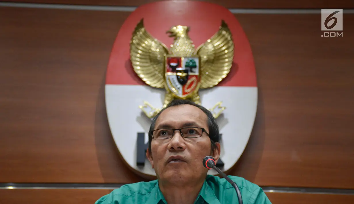 Wakil Ketua KPK Saut Situmorang saat konferensi pers di Gedung KPK, Jakarta, Rabu (21/6). KPK menetapkan empat orang sebagai tersangka dalam OTT di Bengkulu, termasuk Gubernur Bengkulu Ridwan Mukti dan istrinya, Lili Martiani. (Liputan6.com/Helmi Afandi)