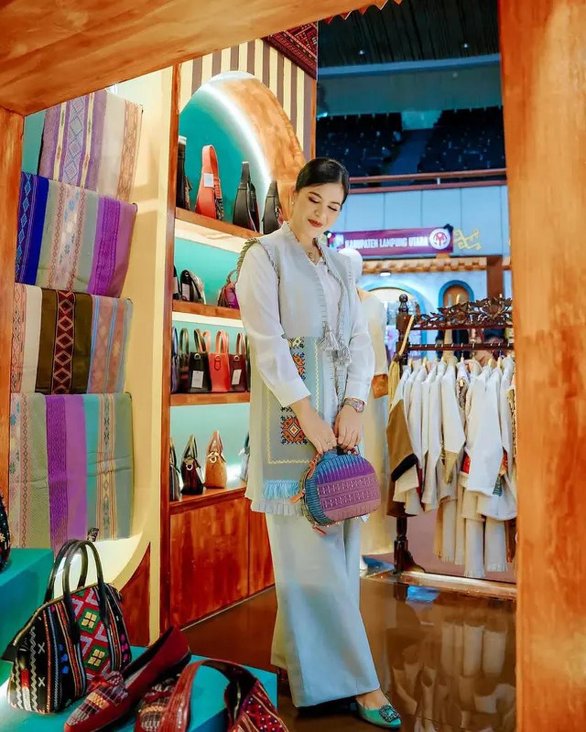 OOTD Kece Kahiyang Ayu Padukan Heels Rp20 Jutaan dengan Busana Etnik Karya Desainer Lokal