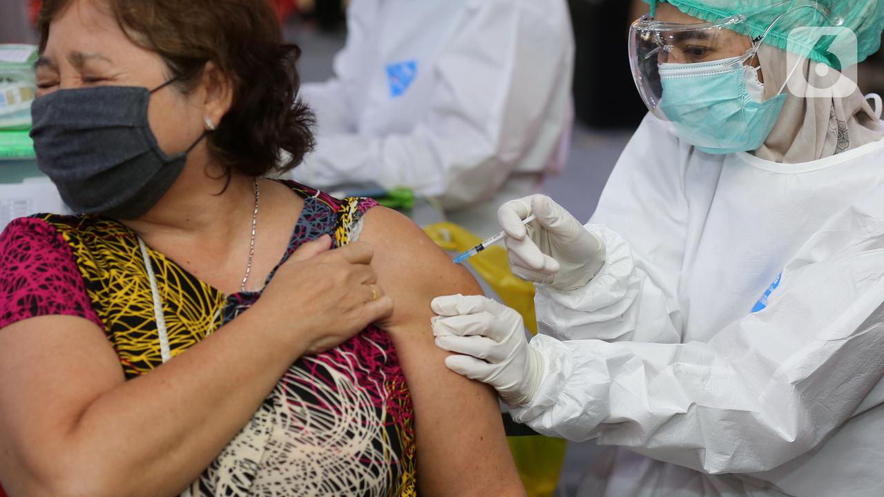 Layanan Vaksinasi Covid-19 untuk Lansia di Cibubur Junction