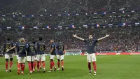 Pemain Prancis, Theo Hernandez (kanan) melakukan selebrasi setelah mencetak gol ke gawang Maroko saat laga semifinal Piala Dunia 2022 yang berlangsung di Al Bayt Stadium, Qatar, Rabu (14/12/2022) waktu setempat. (AP Photo/Christophe Ena)