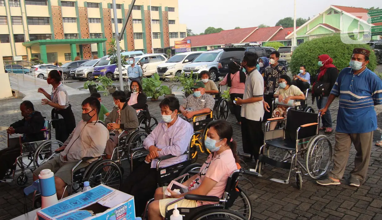 Pasien yang terpapar Covid-19 antre di luar tenda darurat yang didirikan di RSUP dr Sintanala, Kota Tangerang, Rabu (30/6/2021).  Tenda Darurat di RSUP dr. Sintanala langsung penuh hingga pasien yang terus berdatangan harus mengantri sampai keluar tenda. (Liputan6.com/Angga Yuniar)