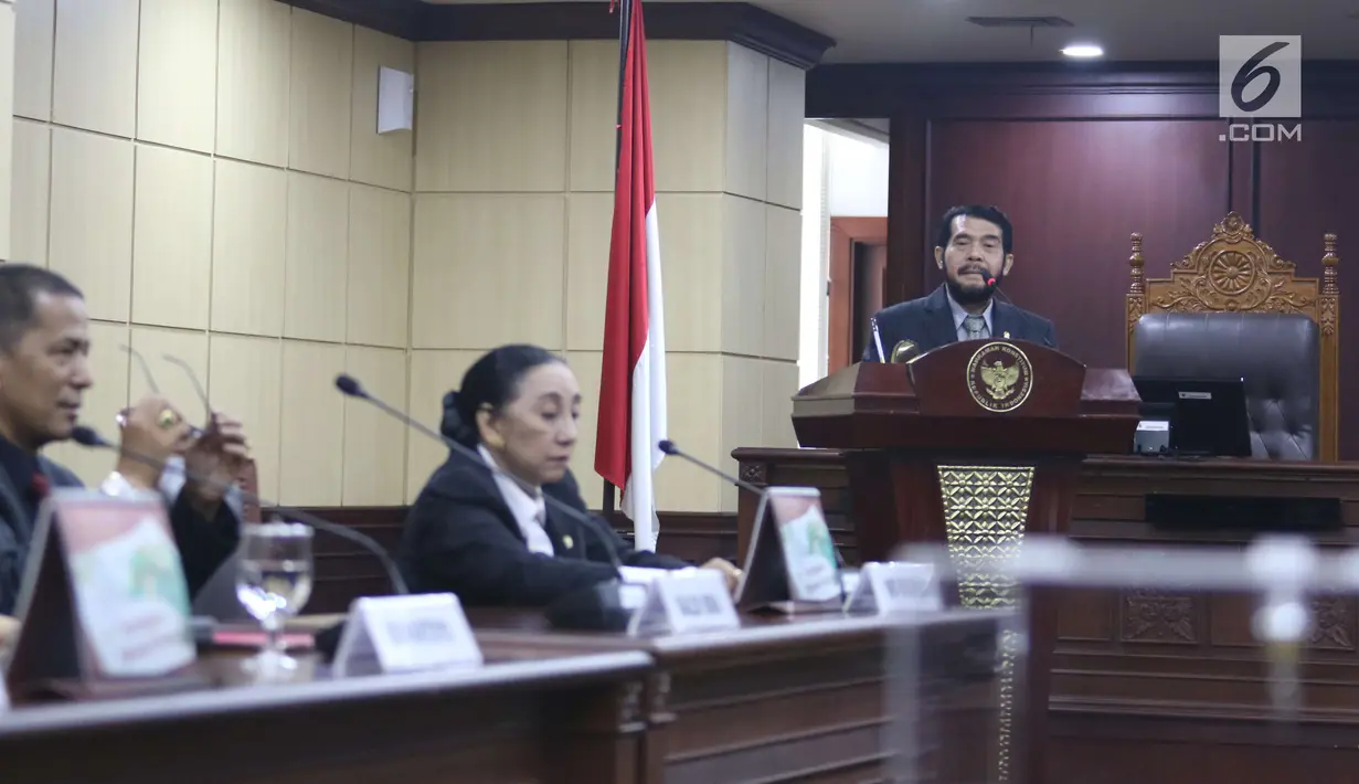 Hakim Konstitusi Anwar Usman berpidato saat pemilihan ketua Mahkamah Konstitusi di Jakarta, Senin (2/3). Seluruh hakim konsitusi, kecuali Arief Hidayat, memiliki hak dipilih dan memilih. (Liputan6.com/Angga Yuniar)
