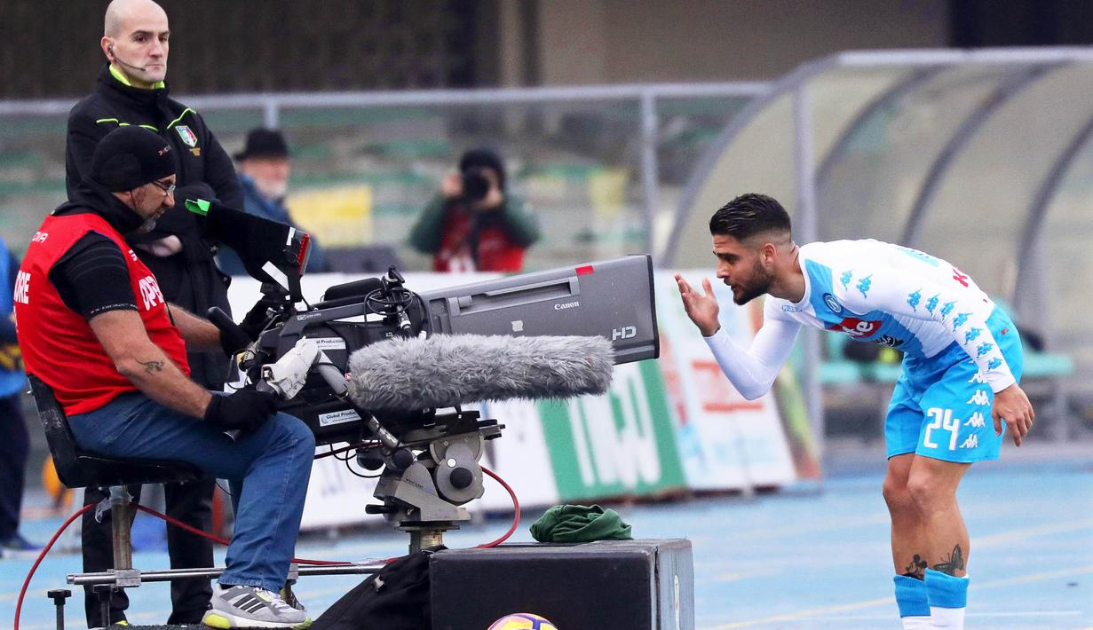 Aksi pemain Napoli, Lorenzo Insigne (kanan) menghadap kamera usai mencetak gol ke gawang AC Chievo Verona pada lanjutan Serie A di Bentegodi stadium, Verona, (19/2/2017).  Napoli menang 3-1. (EPA/Filippo Venezia)
