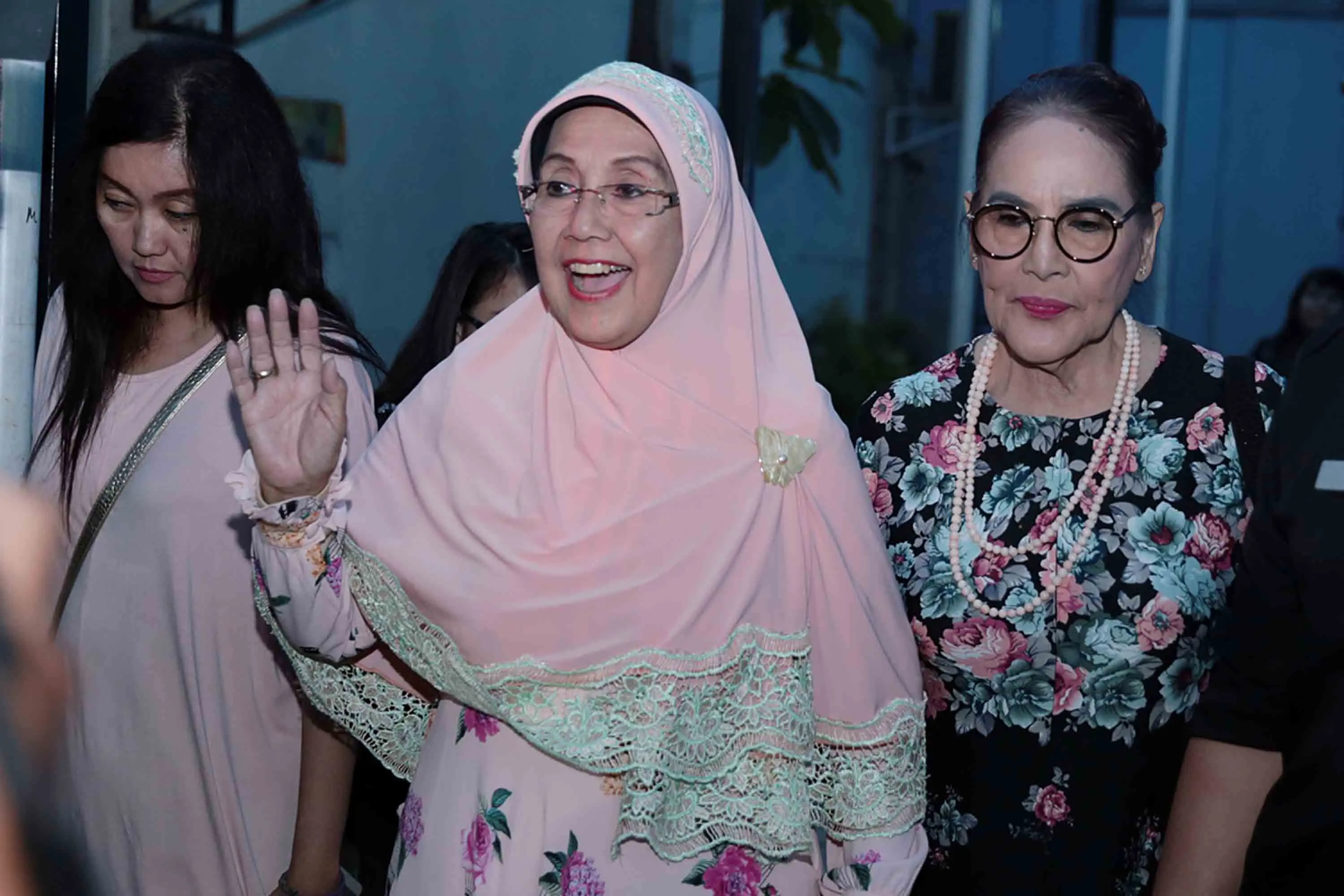 "Nanti aja, nanti juga pada tahu lah (soal rencana pernikahan)," singkat Nani Wijaya menghindari awak media. (Deki Prayoga/Bintang.com)