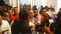 Vijaya Fitriyasa saat berusaha menemui Mochamad Iriawan dalam Kongres PSSI di Hotel Shangri-La, Jakarta, Sabtu (2/11/2019). (Bola.com/Istimewa)