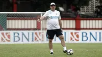 Pelatih PSM Makassar, Rene Alberts, memberi instruksi kepada para pemain saat latihan di Stadion PTIK, Jakarta, Minggu (2/12). Latihan ini persiapan jelang laga Liga 1 melawan Bhayangkara FC. (Bola.com/Yoppy Renato)