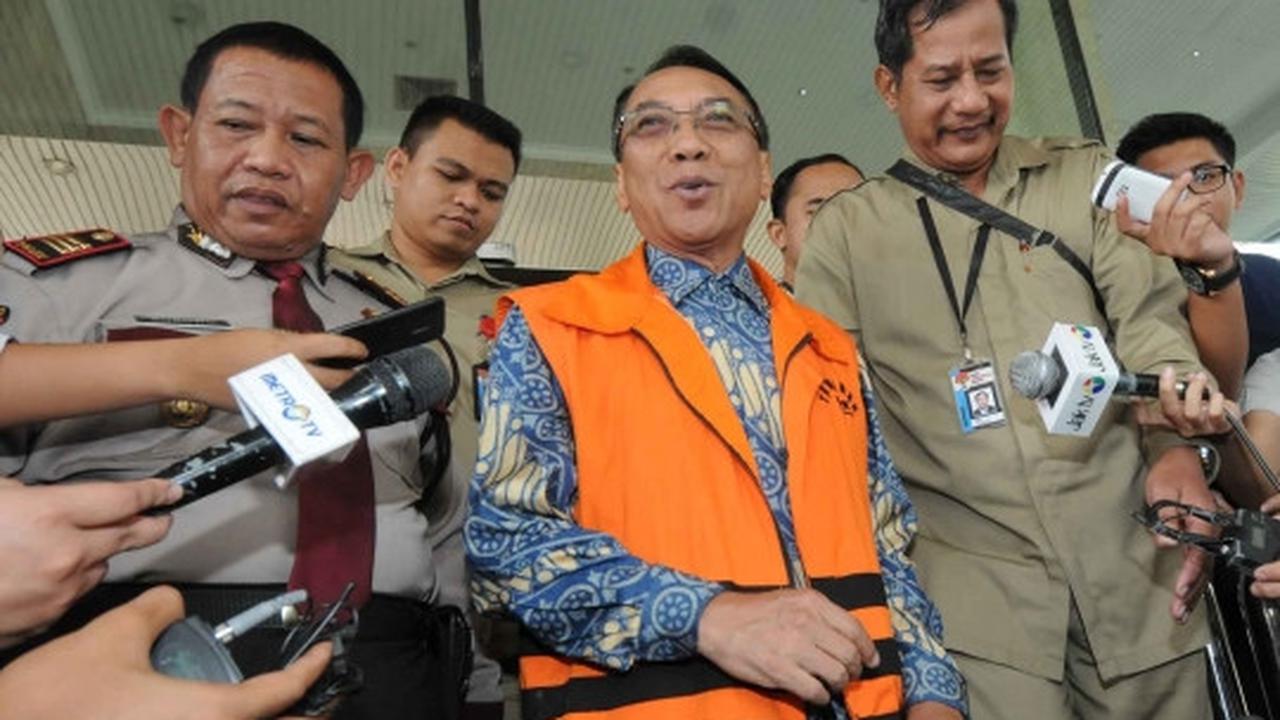 Keluar dari KPK, Jero Wacik tebar senyuman usai diperiksa