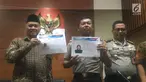 Ketua KPK Agus Rahardjo (kiri) dan Kapolda Metro Jaya Irjen Idham Azis (tengah) menampilkan sketsa terduga penyerang Novel Baswedan, Jumat (24/11). Dalam pertemuan tersebut, Idham menyampaikan perkembangan penyelidikan. (Liputan6.com/Fachrur Rozie)