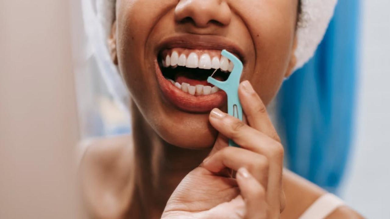 Ilustrasi Flossing Gigi di Rumah