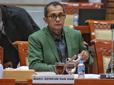 Wakil Menteri Hukum dan HAM RI, Edward Omar Sharif Hiariej mengikuti rapat kerja dengan Komisi III DPR RI di Kompleks Parlemen, Senayan, Jakarta, Rabu (9/11/2022). Rapat tersebut membahas penyampaian penyempurnaan Rancangan Kitab Undang-undang Hukum Pidana (RKUHP) hasil sosialisasi Pemerintah. (Liputan6.com/Angga Yuniar)