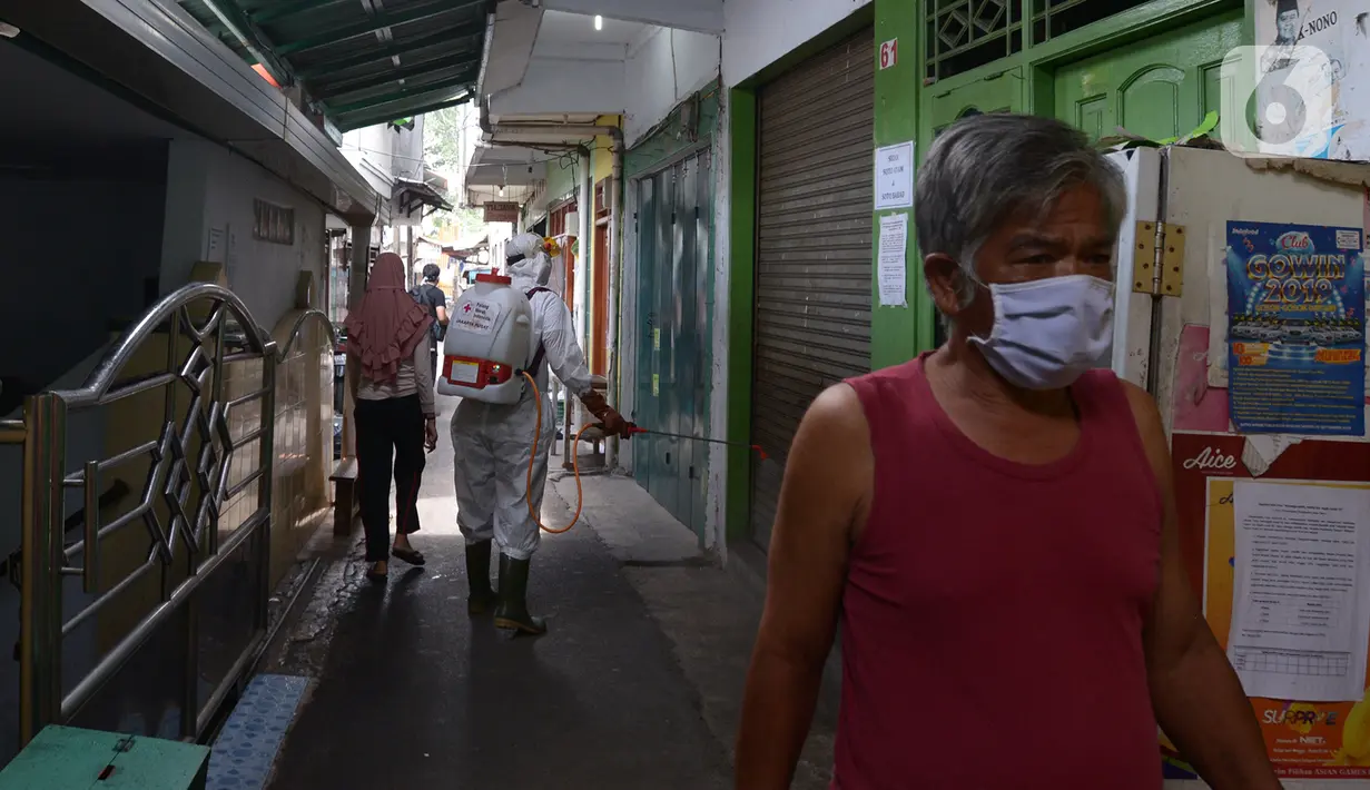 Petugas PMI melakukan penyemprotan disinfektan di pemukiman rumah warga  RW 01 Jakarta Pusat, kamis (9/7/2020). Penyemprotan ini untuk mencegah penyebaran virus corona (COVID-19). (merdeka.com/Imam Buhori)