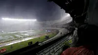 Hujan membuat stadion tergenang sehingga tak layak menggelar pertandingan