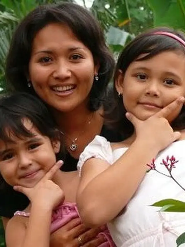 Selalu Mendampingi, Ini 6 Potret Kenangan Laura Anna dan Sang Kakak