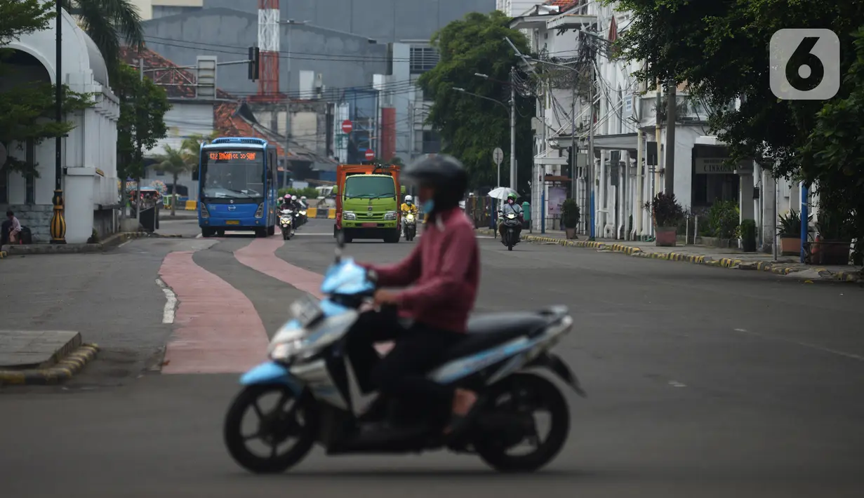 Suasana lalu lintas di kawasan Kota Tua, Jakarta, Jumat (31/12/2021).  Menyambut pergantian malam Tahun Baru 2022, kawasan kota Tua ditutup untuk sementara pada 31 Desember 2021 hingga 1 Januari 2022 untuk mencegah keramaian dan penyebaran Covid-19 varian Omicron. (merdeka.com/Imam Buhori)