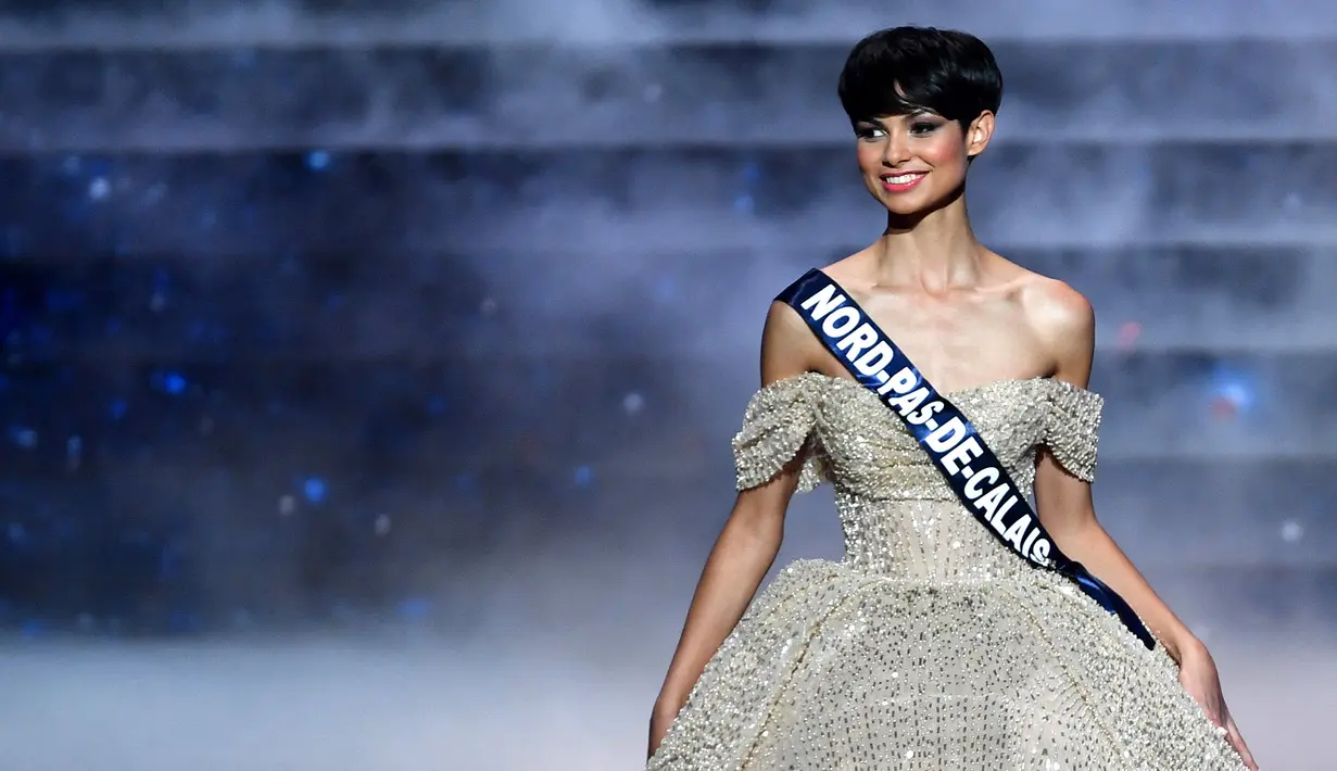 Miss France 2024 terpilih Eve Gilles, Miss Nord-Pas-de-Calais, tampil pada kontes kecantikan di Dijon, Sabtu (16/12/2023). (ARNAUD FINISTRE / AFP)