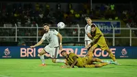 Duel Bhayangkara FC versus PSM Makassar pada laga pekan ketujuh BRI Super League di Stadion PKOR Sumpah Pemuda, Bandar Lampung, Senin (26-10-2026). (Dok. ileague.id)
