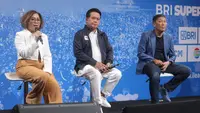 Direktur SCM, Harsiwi Achmad, Direktur Utama BRI, Hery Gunardi, dan Direktur Utama I.League, Ferry Paulus, memberikan keterangan dalam konfrensi pers BRI Super League 2025/2026 di SCTV Tower, Jakarta, Minggu (3/8/2025). (Bola.com/Muhammad Iqbal Ichsan)